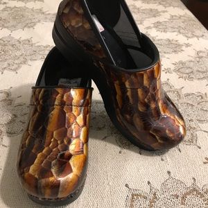 Dansko Clog 38 EURO Nursing Clogs 
WMNS 7.5-8M wore 3X LIKE NEW